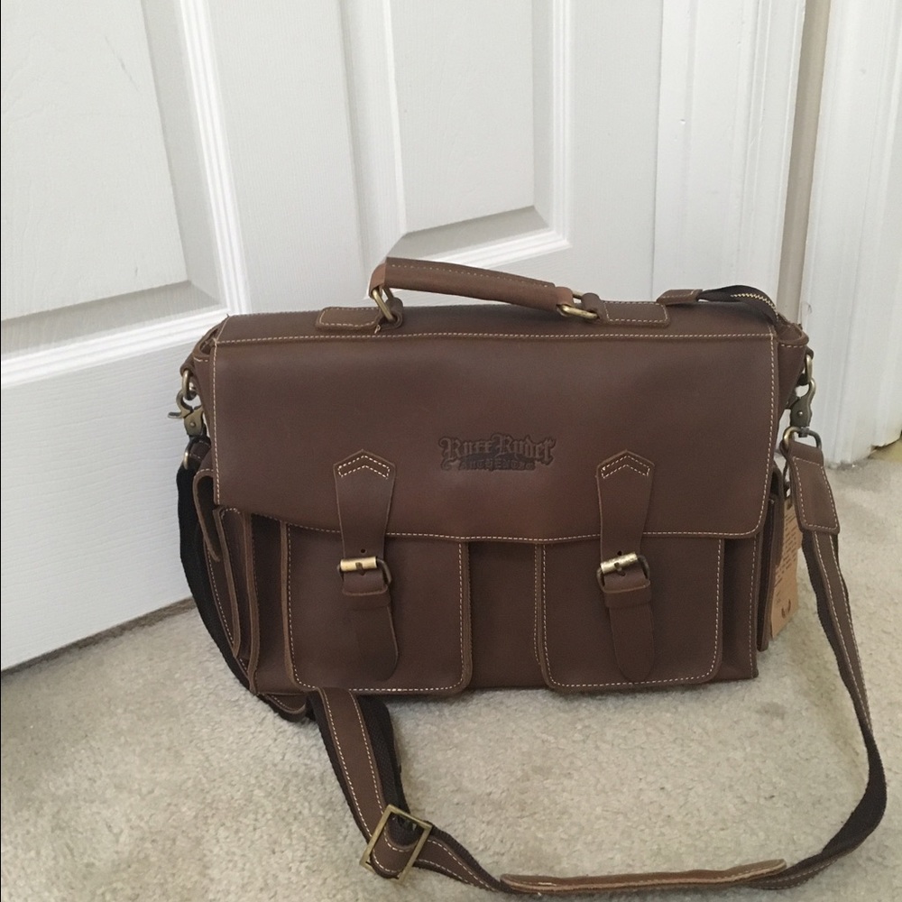 100 percent cow leather men messenger bag does not come with shoulder strap.